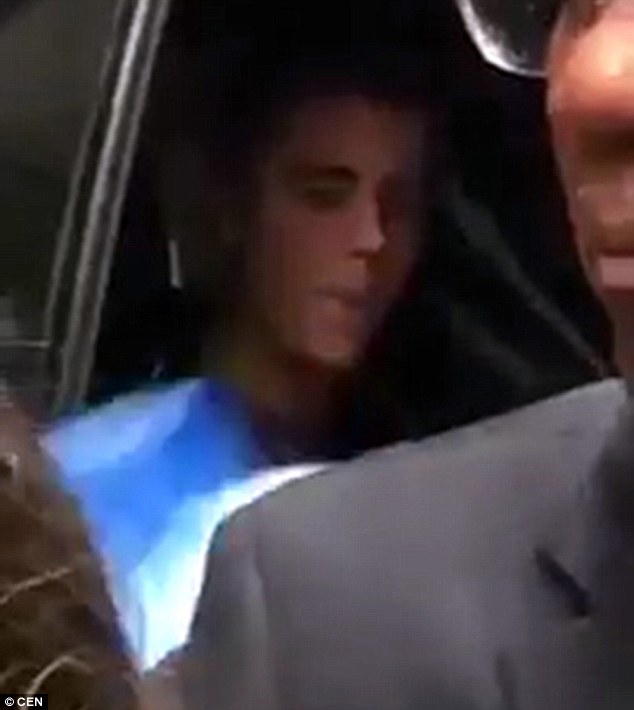 Hết xúc phạm fan Argentina, Justin Bieber lại xô đẩy rapper trong hộp đêm - Ảnh 1.