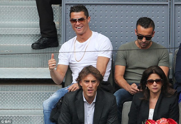 Nói không với báo chí, Ronaldo bị chửi bất lịch sự - Ảnh 3.