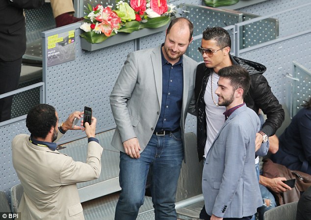 Nói không với báo chí, Ronaldo bị chửi bất lịch sự - Ảnh 2.