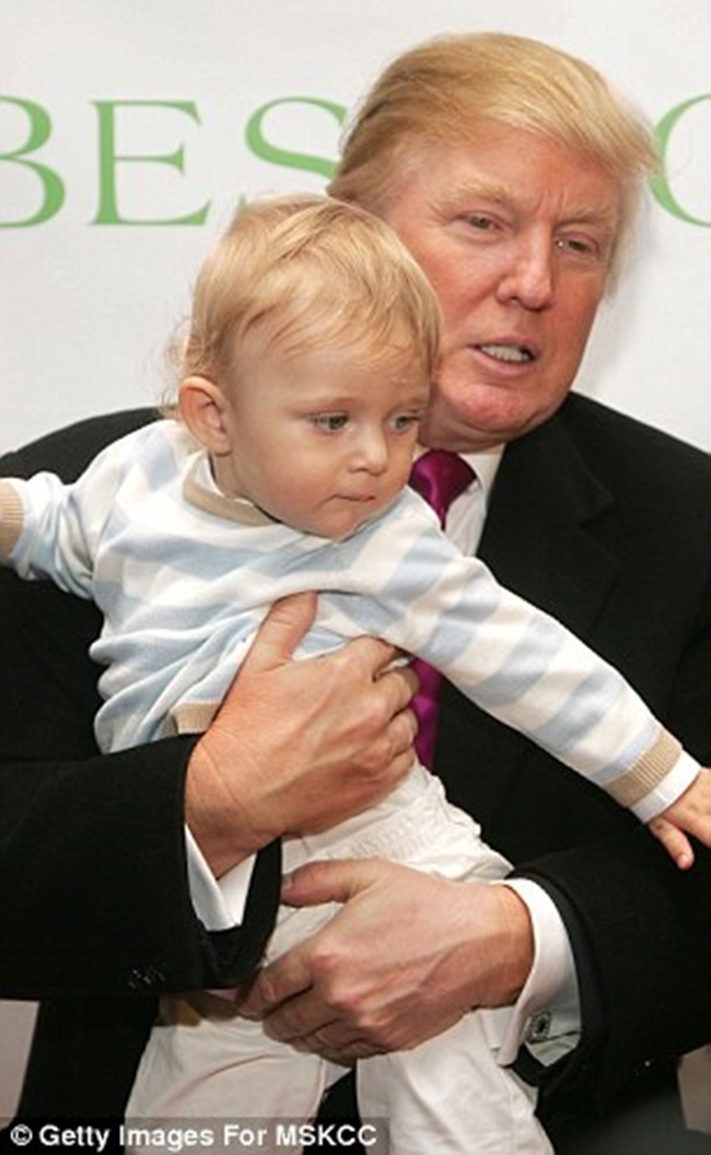 Con trai út cực điển trai của ông Donald Trump cũng là nhân vật hot không kém trong ngày hôm nay - Ảnh 5.
