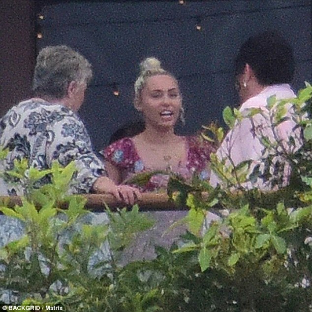 Miley Cyrus wears a feminine long dress to attend her friend's wedding with Liam Hemsworth - Photo 2.