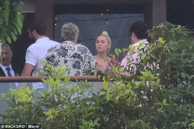 Miley Cyrus wears a feminine long dress to attend her friend's wedding with Liam Hemsworth - Photo 4.