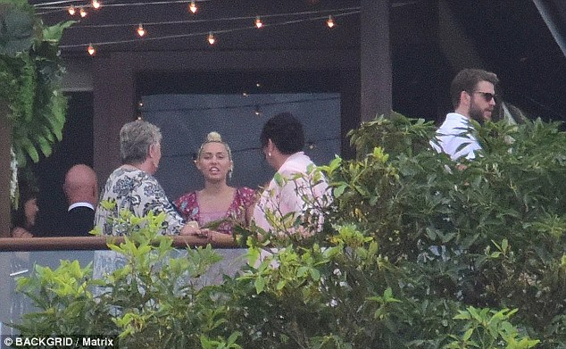 Miley Cyrus wears a feminine long dress to attend her friend's wedding with Liam Hemsworth - Photo 5.