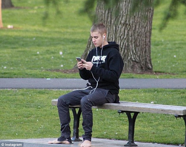 Justin Bieber lủi thủi đi chân trần trong công viên khi Selena lộ ảnh tình tứ với Orlando - Ảnh 1.