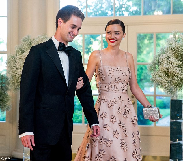 Miranda Kerr diện váy hoa lộng lẫy sánh đôi bạn trai tỷ phú tại Nhà Trắng - Ảnh 3.
