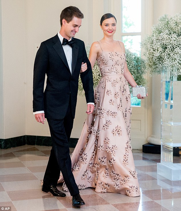 Miranda Kerr diện váy hoa lộng lẫy sánh đôi bạn trai tỷ phú tại Nhà Trắng - Ảnh 1.