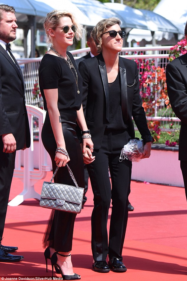 Kristen Stewart bất ngờ tay trong tay bạn gái cũ ở LHP Cannes - Ảnh 3.