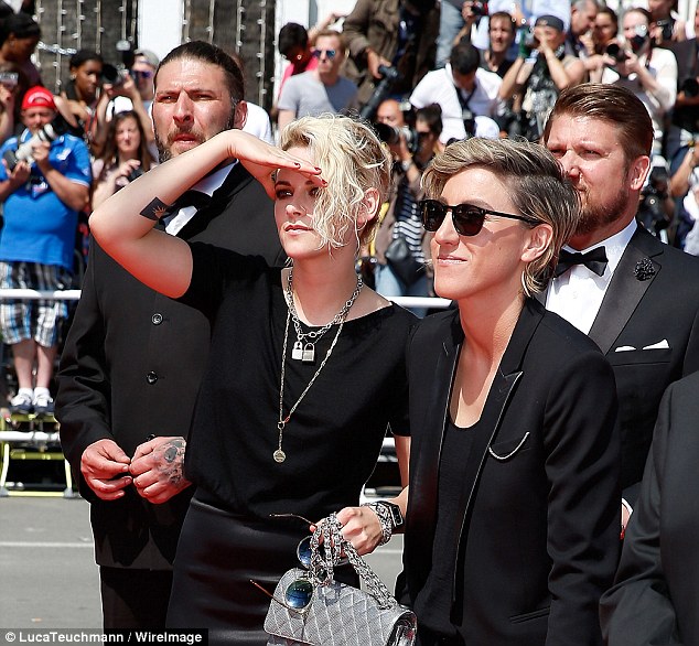 Kristen Stewart bất ngờ tay trong tay bạn gái cũ ở LHP Cannes - Ảnh 7.