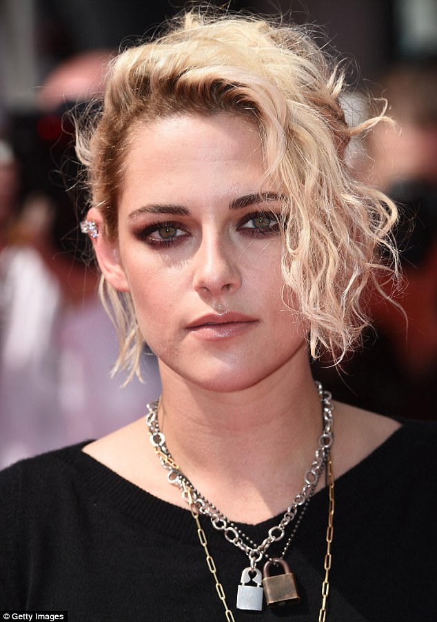 Kristen Stewart bất ngờ tay trong tay bạn gái cũ ở LHP Cannes - Ảnh 6.