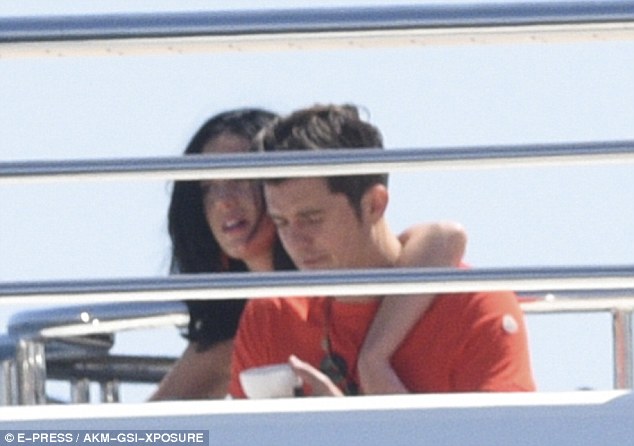 Katy Perry hôn Orlando Bloom tình tứ sau tin đồn anh ngoại tình với Selena - Ảnh 4.
