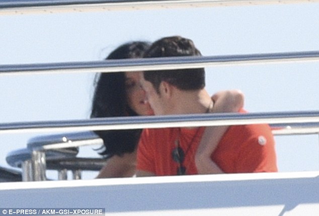 Katy Perry hôn Orlando Bloom tình tứ sau tin đồn anh ngoại tình với Selena - Ảnh 3.
