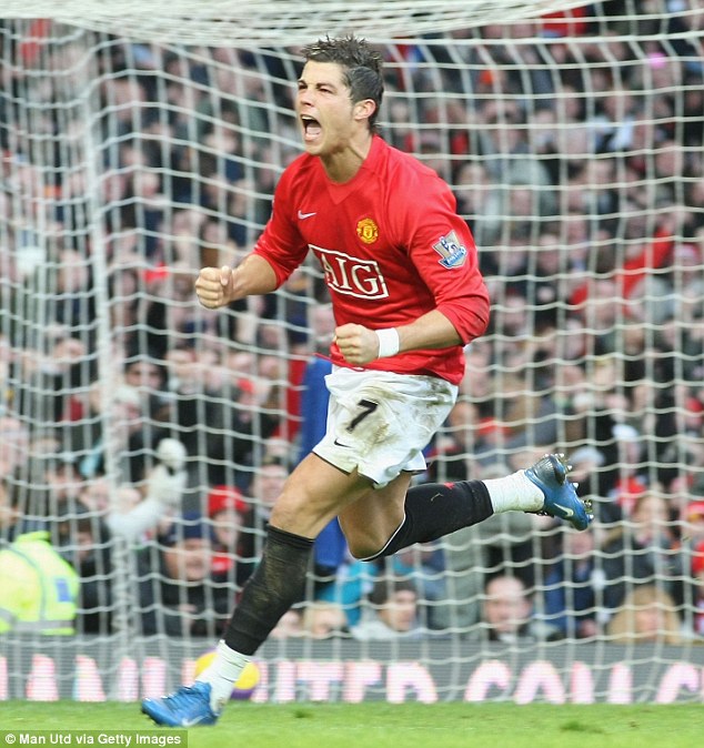 Sir Alex Ferguson: Messi chỉ chơi hay ở Barca, c&ograve;n Ronaldo th&igrave; kh&aacute;c - Ảnh 3.