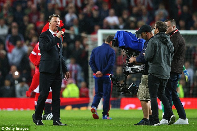 Rooney ghi bàn 100 ở Old Trafford, MU giành vé Europa League mùa sau - Ảnh 11.