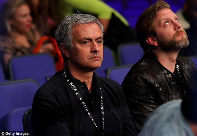 Mourinho bình thản đi xem đấm bốc, Van Gaal nổi đóa khi được hỏi về tương lai - Ảnh 2.