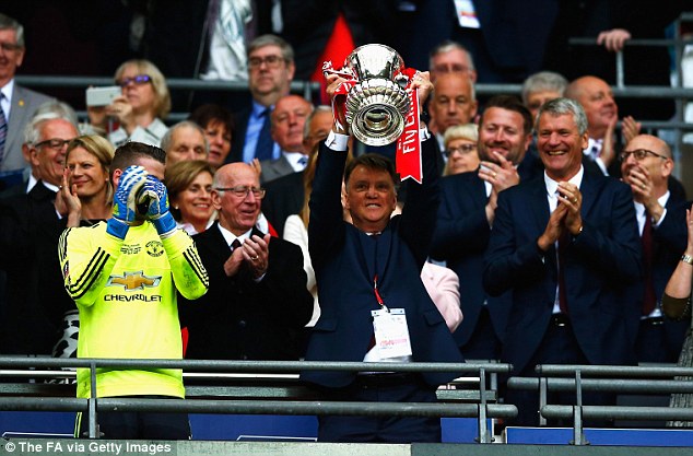 Mourinho bình thản đi xem đấm bốc, Van Gaal nổi đóa khi được hỏi về tương lai - Ảnh 1.