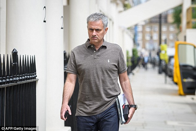 Mourinho dẫn dắt MU v&agrave; cuộc chiến của những si&ecirc;u huấn luyện vi&ecirc;n - Ảnh 1.