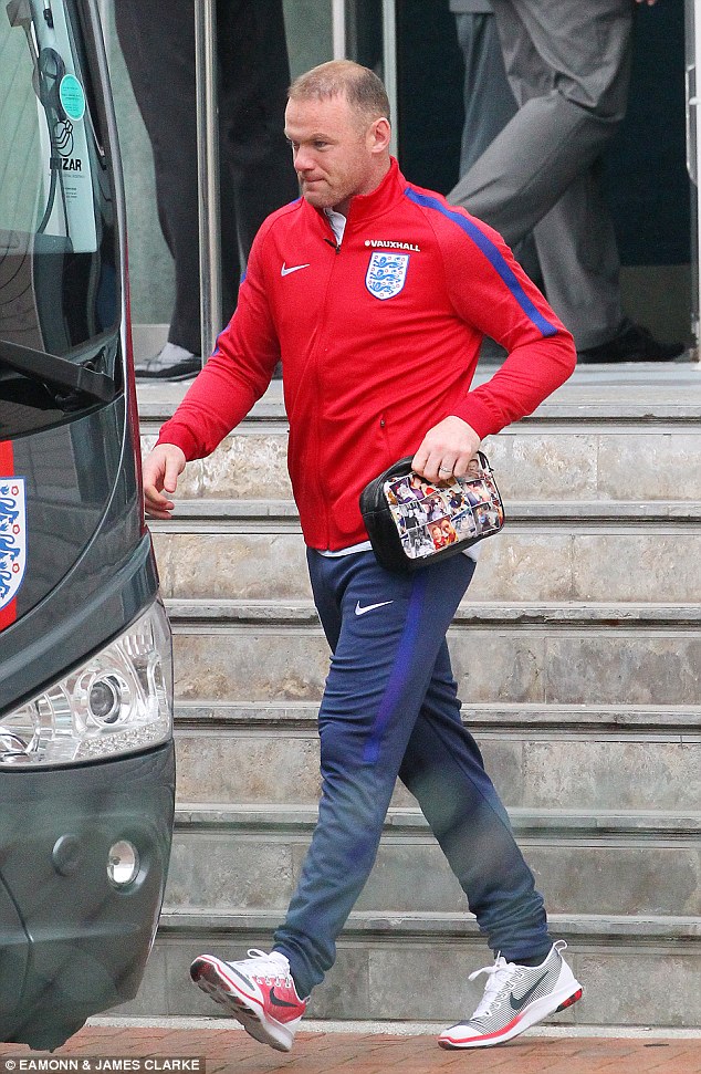 Chi cả tỷ đồng cứu chữa, tóc của Rooney vẫn lơ thơ như ông già - Ảnh 2.