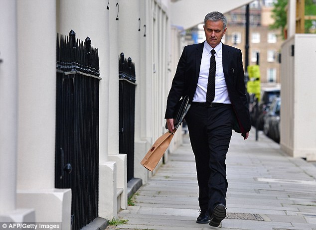 Ch&iacute;nh thức k&yacute; xong hợp đồng với MU, HLV Mourinho mua rượu vang ăn mừng - Ảnh 2.