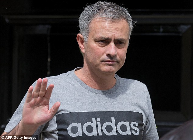 Có gì bên trong phòng làm việc của người đặc biệt Jose Mourinho? - Ảnh 2.