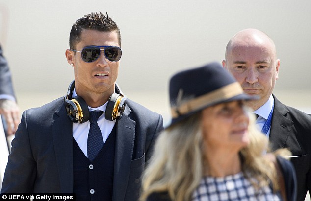 Ronaldo và dàn sao Real Madrid đã đặt chân đến Milan - Ảnh 7.