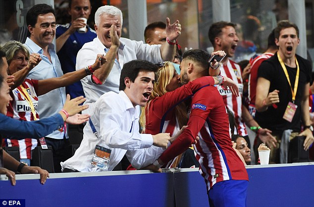 Màn khóa môi nồng nàn của trai đẹp Atletico và bạn gái hoa hậu - Ảnh 4.