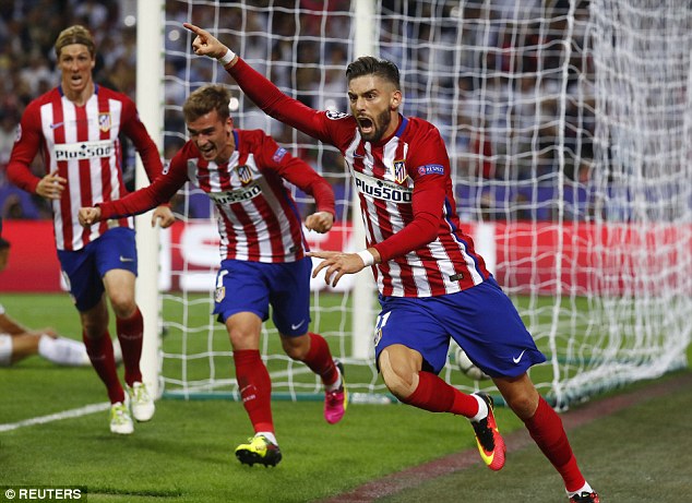 Màn khóa môi nồng nàn của trai đẹp Atletico và bạn gái hoa hậu - Ảnh 2.