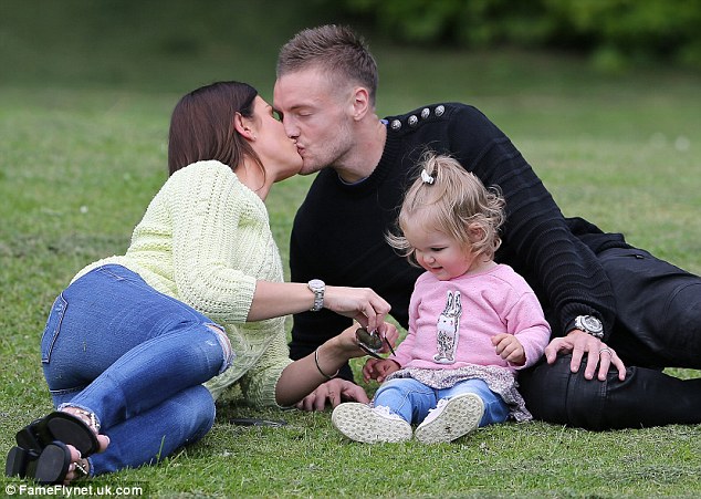 Th&agrave;nh vi&ecirc;n của nh&oacute;m One Direction đến ch&uacute;c ph&uacute;c cho Jamie Vardy - Ảnh 4.