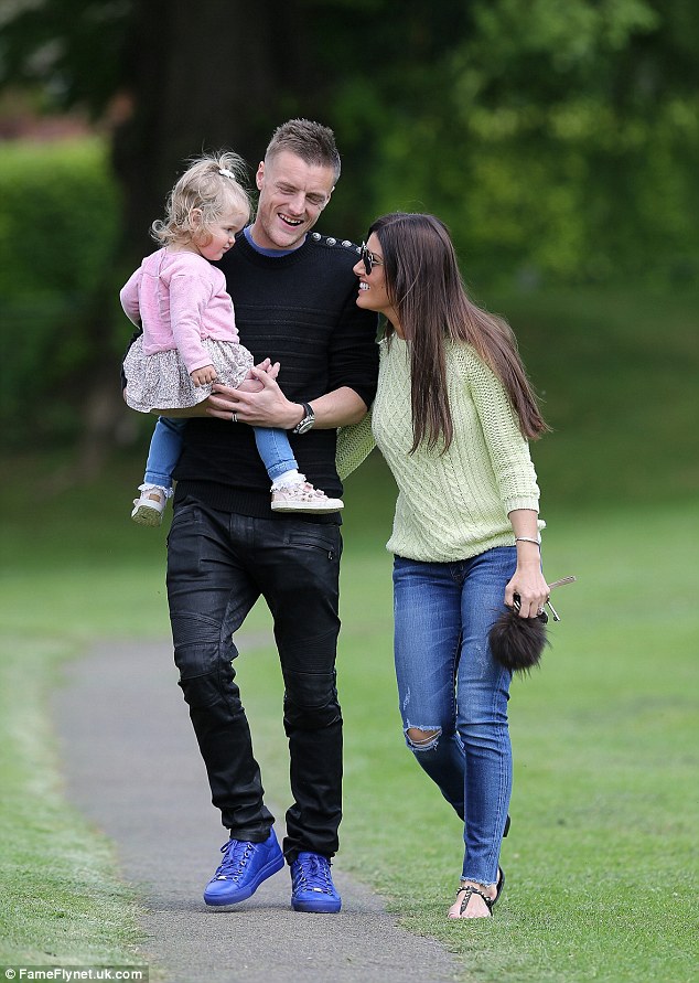 Th&agrave;nh vi&ecirc;n của nh&oacute;m One Direction đến ch&uacute;c ph&uacute;c cho Jamie Vardy - Ảnh 5.