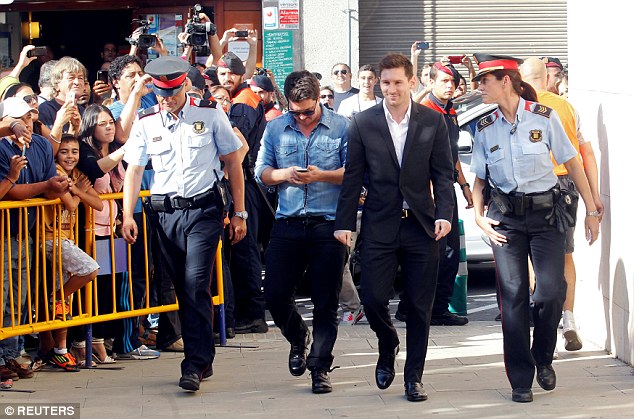 Messi v&agrave; cha ch&iacute;nh thức phải hầu t&ograve;a v&igrave; c&aacute;o buộc trốn thuế - Ảnh 1.