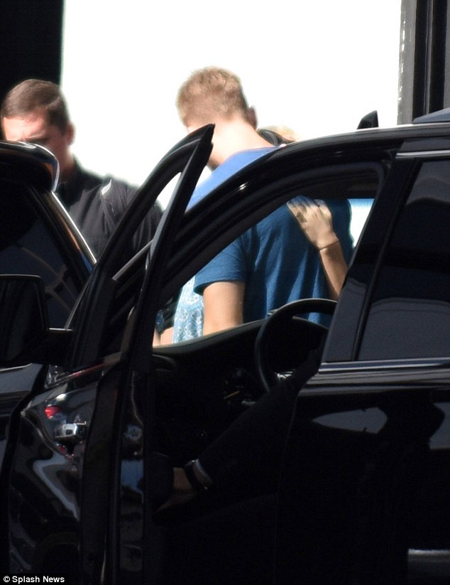 Đ&acirc;y l&agrave; h&igrave;nh ảnh Taylor Swift v&agrave; Calvin Harris h&ocirc;n nhau lần cuối trước khi tuy&ecirc;n bố chia tay - Ảnh 2.