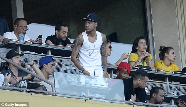 Neymar hớn hở selfie cùng chiến hữu Justin Bieber - Ảnh 1.