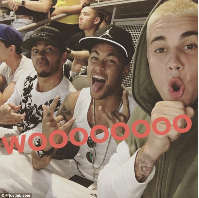 Neymar hớn hở selfie cùng chiến hữu Justin Bieber - Ảnh 2.