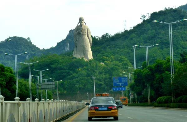 Những bức tượng khổng lồ sớm xây tối phá ở Trung Quốc - Ảnh 14.