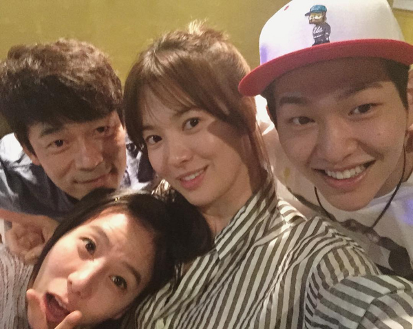 “Hậu Duệ Mặt Trời”: Song Joong Ki sướng phát hờn khi được Song Hye Kyo té lên người - Ảnh 49.