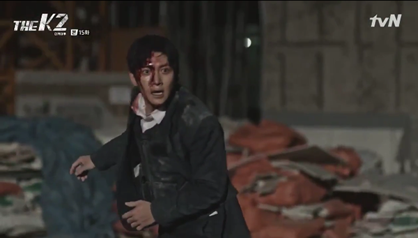 “K2”: Ji Chang Wook bất lực nhìn Yoona bị kẻ thù bắt cóc - Ảnh 41.