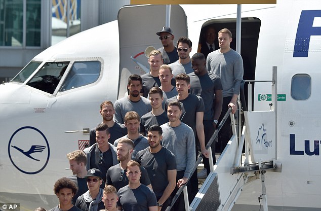 Dàn trai đẹp của đội tuyển Đức thu hút ở sân bay Chambery - Ảnh 1.