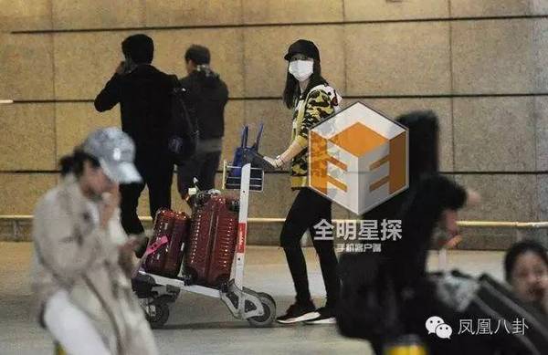 L&acirc;m T&acirc;m Như bụng bầu một m&igrave;nh b&ecirc; v&aacute;c h&agrave;nh l&yacute;, Hoắc Kiến Hoa kh&ocirc;ng đeo nhẫn cưới sau 2 th&aacute;ng kết h&ocirc;n - Ảnh 3.