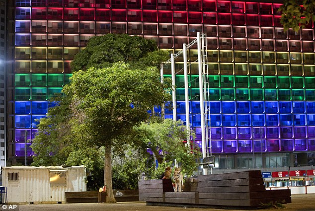 Các công trình biểu tượng của thế giới cùng đổi màu, tưởng niệm nạn nhân thiệt mạng trong vụ xả súng Orlando - Ảnh 12.