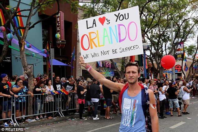 Sau vụ xả súng kinh hoàng, làn sóng biểu tình của cộng đồng LGBT lan rộng trên toàn nước Mỹ - Ảnh 1.