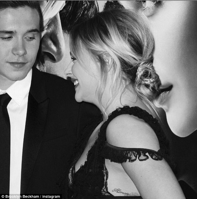 Brooklyn Beckham nhớ nhung Chloe Moretz vì xa bạn gái nhiều ngày - Ảnh 1.