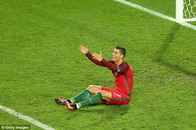 Mắng đối thủ như hát hay, Ronaldo nhận cái kết bất ngờ - Ảnh 2.