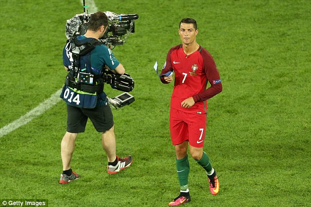 Mắng đối thủ như hát hay, Ronaldo nhận cái kết bất ngờ - Ảnh 4.