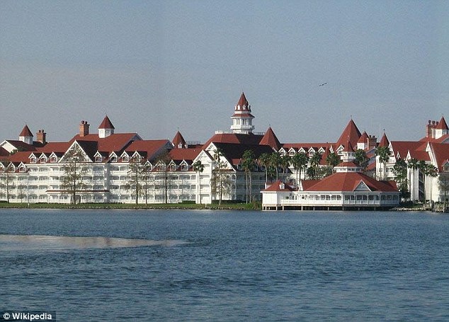 Người d&acirc;n Orlando n&aacute;o loạn đi t&igrave;m b&eacute; 2 tuổi bị c&aacute; sấu bắt gần Disney World - Ảnh 2.