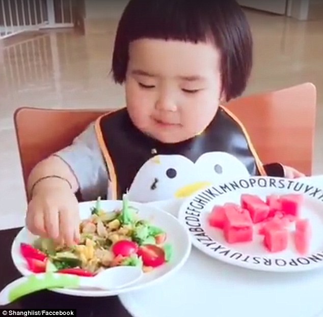 Chỉ cần ăn ngon l&agrave;nh hết b&aacute;t thức ăn, c&ocirc; b&eacute; đ&aacute;ng y&ecirc;u n&agrave;y cũng l&agrave;m dậy s&oacute;ng cộng đồng mạng - Ảnh 2.
