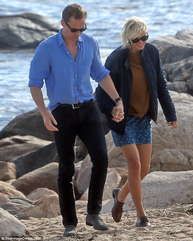 Taylor Swift và Tom Hiddleston nhảy múa vô tư sau khi công khai hẹn hò - Ảnh 4.