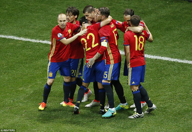 Sergio Ramos đi v&agrave;o lịch sử Euro sau chiến thắng đậm của T&acirc;y Ban Nha - Ảnh 1.