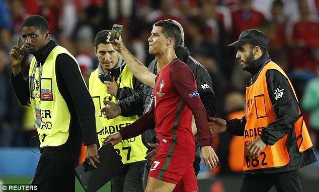 Ronaldo ngăn nhân viên an ninh để fan cuồng đột nhập vào sân chụp ảnh tự sướng - Ảnh 3.