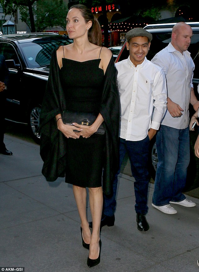 Angelina Jolie đ&atilde; t&igrave;m luật sư để chuẩn bị ly h&ocirc;n với Brad Pitt? - Ảnh 3.