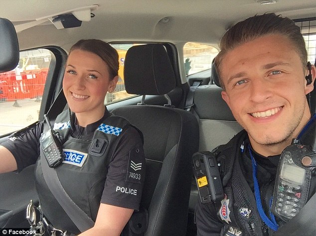 Sau bức ảnh tự sướng, cặp cảnh sát này được nhận xét là sexy nhất nước Anh - Ảnh 1.