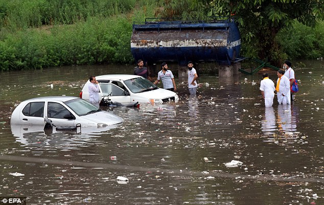 Sau nắng nóng 51 độ C, gần trăm người Ấn Độ lại thiệt mạng vì bị sét đánh - Ảnh 2.